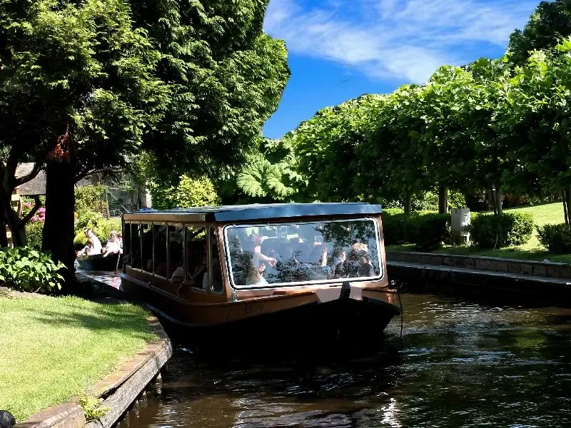 Giethoorn: Bus, Rondvaart en Highlight Dorpsbezichtiging